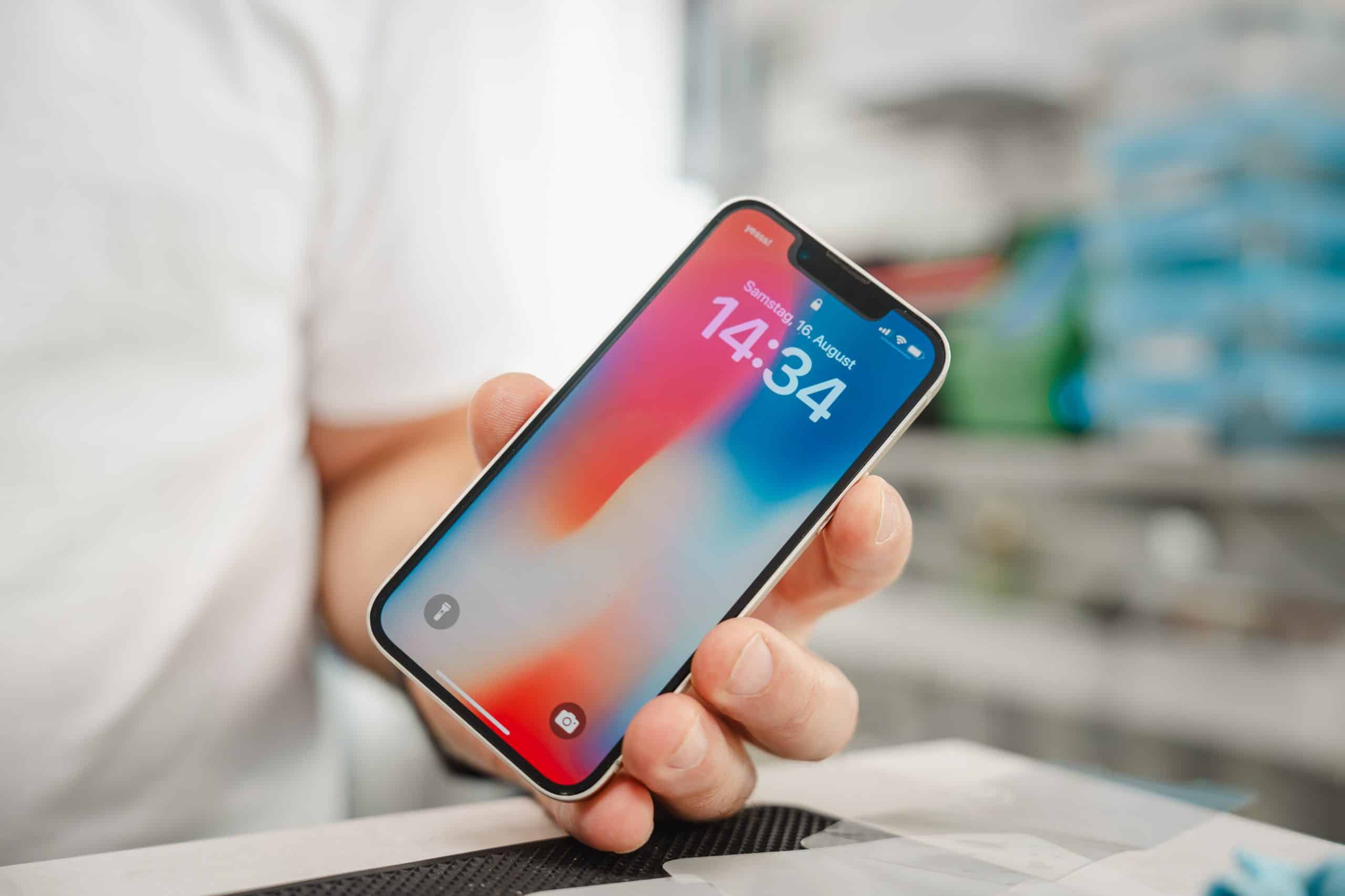 Smartphone wird in der Hand gehalten
