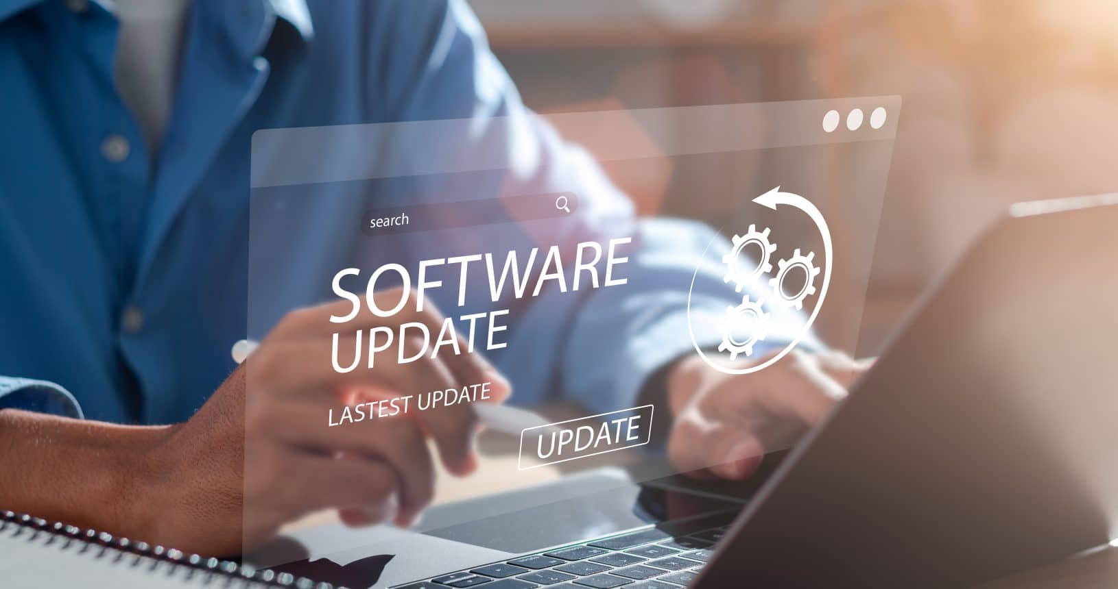 Ein Mann arbeitet an der Installation eines Updates. Software-Updates oder Betriebssystem-Upgrades sorgen dafür, dass Ihr Gerät auf dem neuesten Stand bleibt – mit erweiterten Funktionen in neuen Versionen und verbesserter Sicherheit.