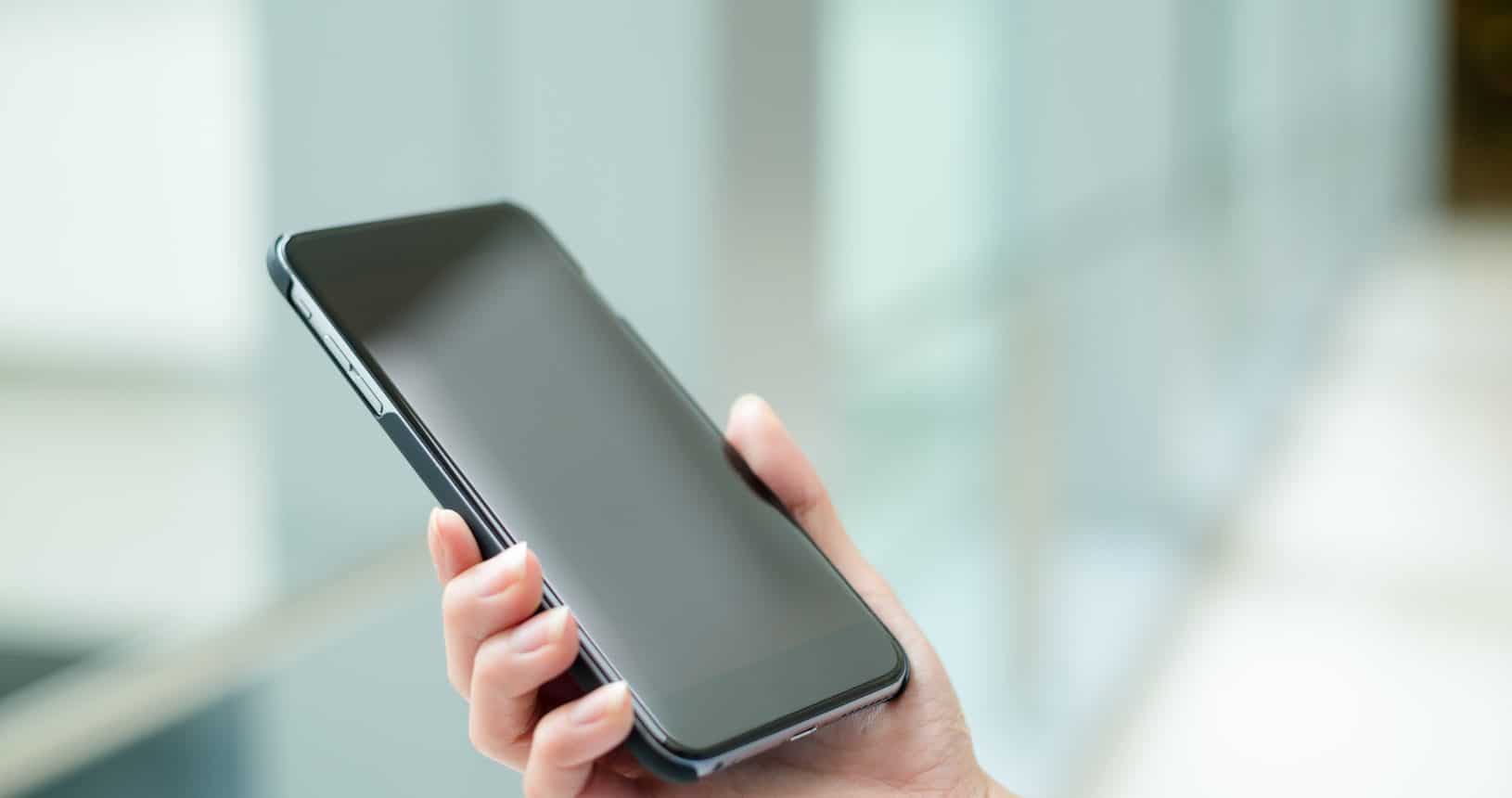 Smartphone wird in der Hand gehalten