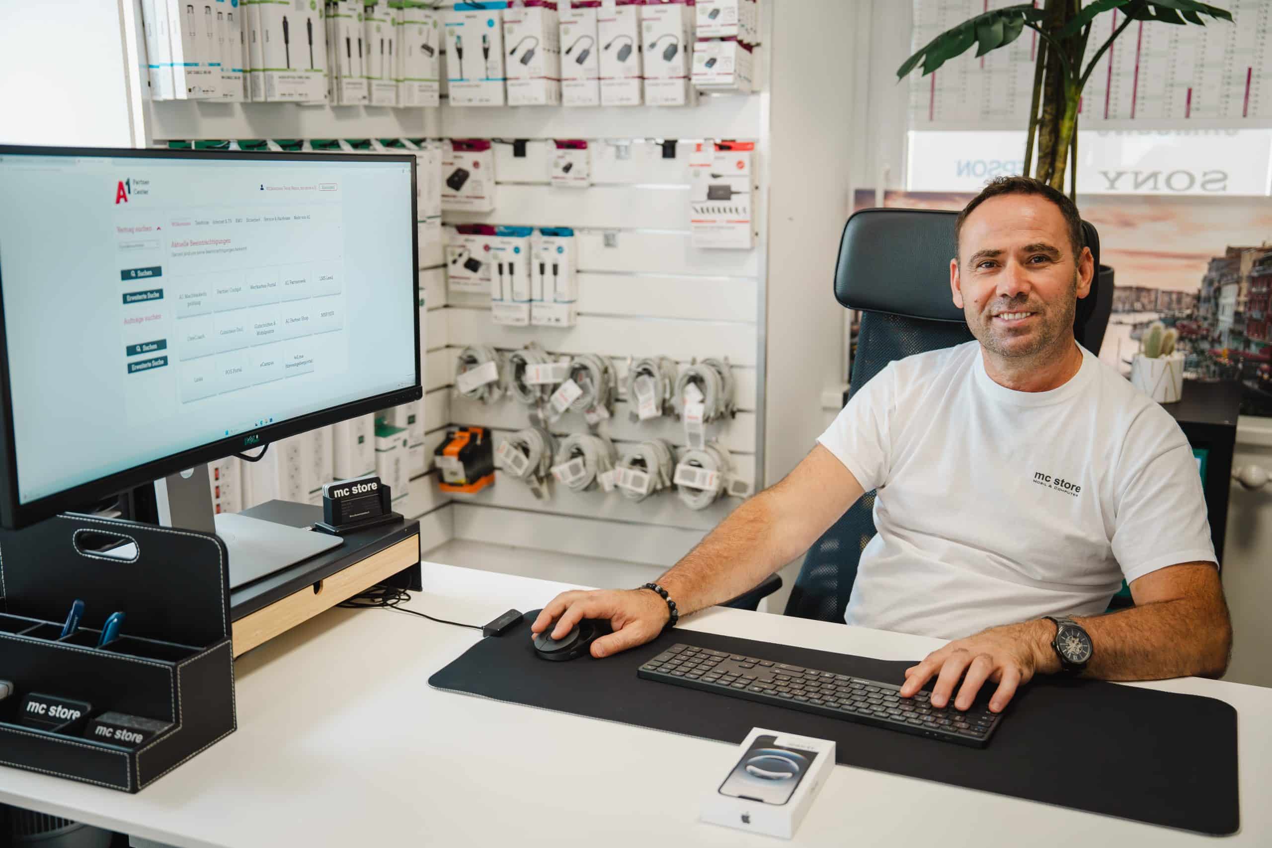Ferid Neziri sitzt am Computer